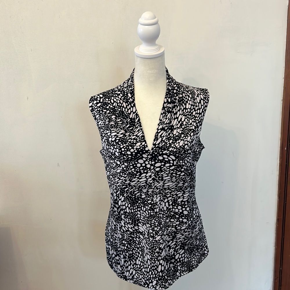 Grace Elements black white ovals sleeveless blouse V neckline Size M